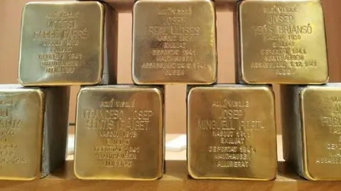 Les nou Stolpersteine de Tàrrega. Fotografia: Ajuntament de Tàrrega.