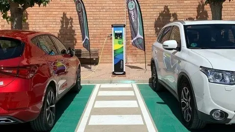 Dos cotxes elèctrics en el punt de recàrrega de Torres de Segre. Fotografia: ACN.