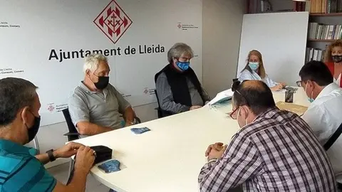 La comissió mixta dels mercats ambulants reunida amb la Regidora de Consum, Comerç i Mercats. Fotografia: Ajuntament de Lleida.