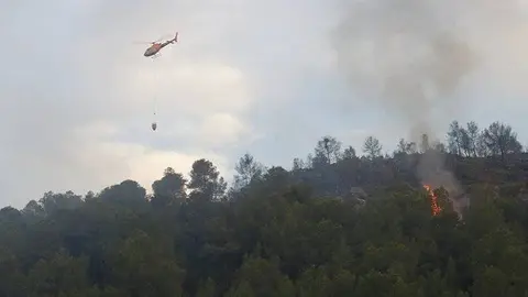 Un helicòpter sobrevola un l'incendi @Bombers