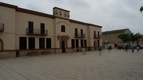 Els alumnes de l'escola El Roserjuguen a la plaça de l'Ajuntament @JosepAPérez