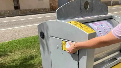 Un usuari a Sidamon utilitza la identificació per obrir el contenidor