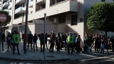 Concentració per evitar el desallotjament de dotze famílies a la Bordeta. Fotografia: ACN.