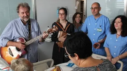 Taller de musicoterapia a l'Hospital Arnau de Vilanova de Lleida.