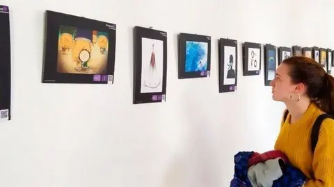 Imatge d'arxiu d'Humoràlia 'Dones En Moviment' al Vestíbul de l'edifici Transfronterer el Campus de Cappont de la UdL.