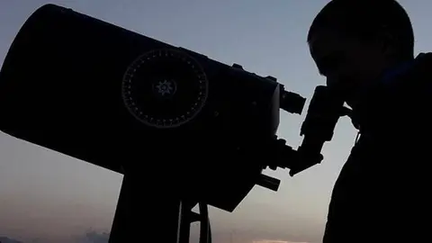 Un visitant observa en un dels telescopis Parc Astronòmic del Montsec @PAM