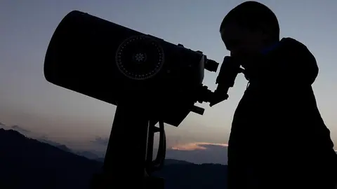 Un visitant observa en un dels telescopis Parc Astronòmic del Montsec ©PAM
