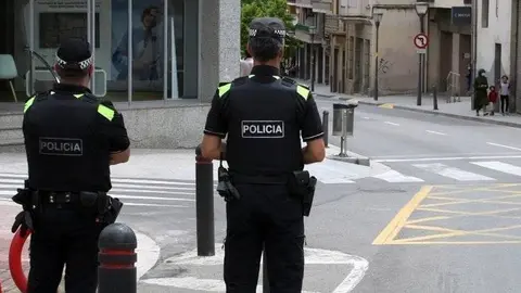 Control policial d'ús de patinets al centre urbà de Tàrrega.