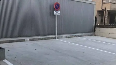 Tres aparcaments nous de davant del consultori mèdic de Benavent de Segrià.