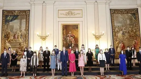 El Rei Felip VI amb els guardonats amb la Medalla de l'Orde del Mèrit Civil @CasaReial