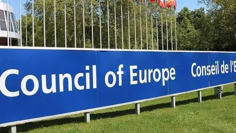 Pla general del cartell on es llegeix 'Consell d'Europa', davant la seu de la institució, a Estrasburg, el 14 de maig del 2019. (horitzontal)
