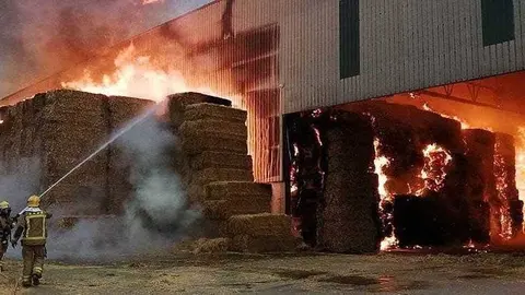 Els bombers treballen en l'extinció de l'incendi a Vallfogona de Balaguer @Bombers