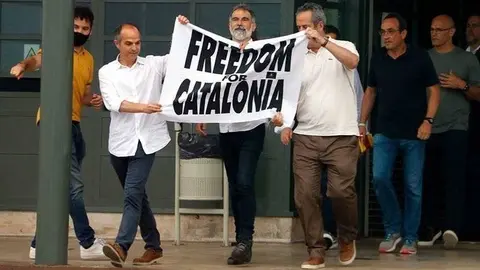 Els presos independentistes sortint de Lledoners @MiquelCodolar