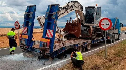 Els Agents Rurals inspeccionen la roda que va causar l'incendi  @Rurals