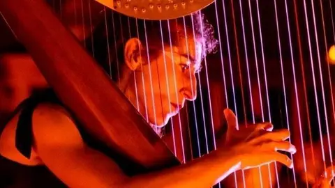 Berta Puigdemasa durant la seva actuació a 'Maldant la pedra'