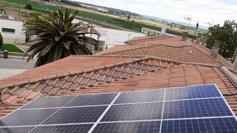 Algunes de les plaques fotovoltaiques comprades per les famílies de Sucs