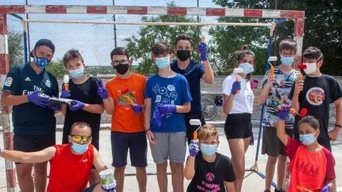 Joves del Camp de Treball Local a la pista del Col·legi Àngel Guimerà de Tàrrega.