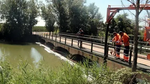 Arxiu, vessament d'hidrocarburs al pantà d'Utxesa @Salvador Miret