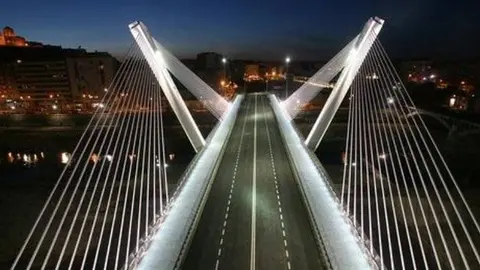 Els llums instal·lats al pont de Príncep de Viana. Fotografia: Hermínia Sirvent.