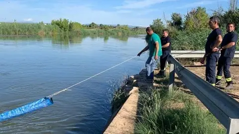 Treballs per extraure el vessament al pantà d'Utxesa @SiscoEsquerda