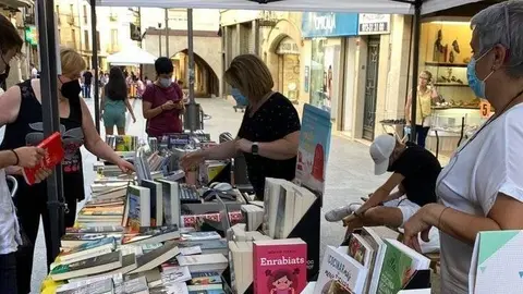 Parada de 'Llibrestiu' de la Llibreria Estel de Tàrrega.