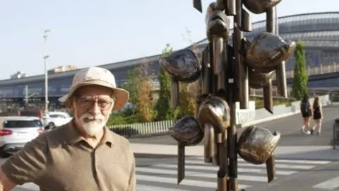 Miguel Ángel González amb 'Els Plors de la Terra'. Fotografia: Tony Alcántara