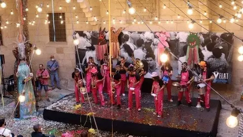 El pati de l'IEI acull l'inici de la seva Festa Major.