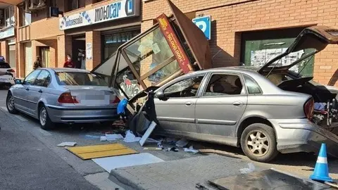 El cotxe que ha xocat contra una caseta de l'ONCE, després d'intentar fugir de la Guàrdia Urbana a Lleida.