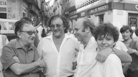 Joan Brossa, Carles Santos, Hermann Bonnin i Sabrine Dufrenoy, a la plaça Major de Tàrrega el 1983.