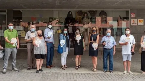 El participants en el projecte 'Conviu al Barri', davant del Centre Cívic de l'Ereta.