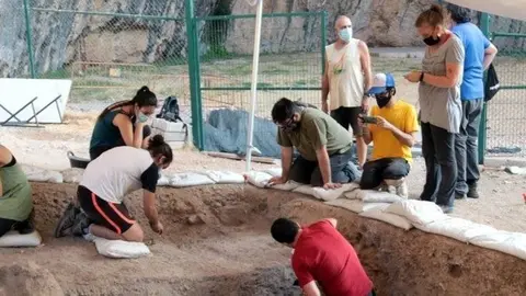 Les excavacions arqueològiques a la Cova Gran de Santa Linya.