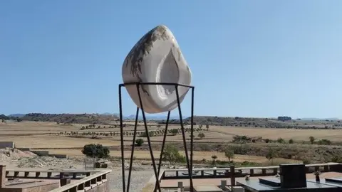 Escultura instal·lada al cementiri de Balaguer.