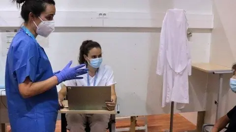 Una infermera donant explicacions a un jove que acaba de rebre la vacuna contra la COVID-19 a Lleida.