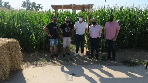 El tinent d’alcalde Paco Cerdà i els regidors Jaume Rutllant i David Melé han visitat el Laberint de l'Horta, a la Granja Pifarré, que enguany porta per títol ‘La pallaresa de l’Horta’