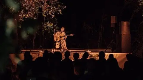 Anna Ferrer actuant al Festival Marges de Corbins.