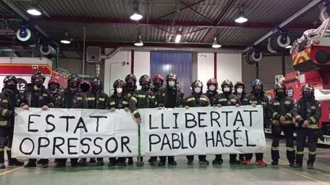La pancarta dels Bombers de suport a Hasèl /Bombers per la República