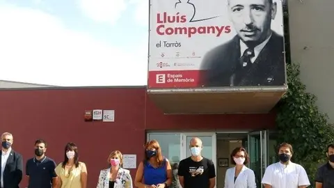 Els membres de la mesa del Parlament al davant de l'Espai Companys del Tarròs.