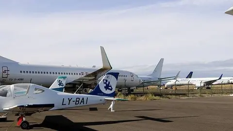 Avioneta i diferents avions estacionats a l'aeroport de Lleida-Alguaire @OriolBosch