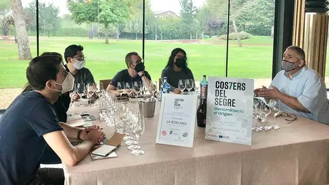 Rafa Gimena amb el personal de La Boscana @CostersdelSegre