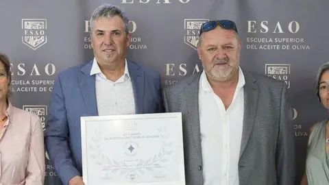 L'equip de Les Cabanes de Juncosa rebent el reconeixement dels ESAO Awards.