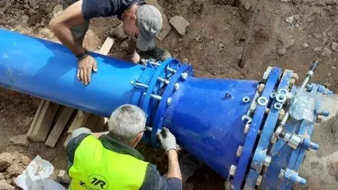 Connexió de la canonada d’emergència a l’entrada de l’ETAP de Ratera