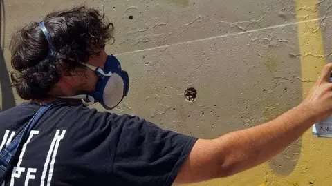 Llukutter pintant una de les seves obres. Fotografia: Cristina Mongay.