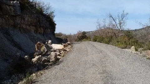 Cuneta malmesa del camí de Vilamajor als Masos de Millà i Mas de Marcó, en el terme municipal d'Àger