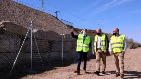 Salvador Miret
Pla sencer del subdelegat del govern espanyol a Lleida, José Crespín, amb el subdirector d'Operacions en Xarxa Convencional Nord-est d'Adif, Alfonso Ruiz, i un tècnic, al terraplè de Montagut que ha millorat l'ens, el 5 d'octubre del 2021. (Horitzontal)