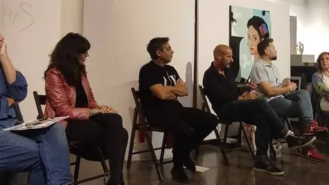 Col·loqui al voltant de la creació artística a la galeria d'art Espai Cavallers. Fotografia: Cristina Mongay.