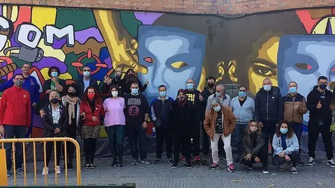 Participants en l'obra mural a la plaça d’Àngel Bonvehí a Mollerussa @EstherBarta