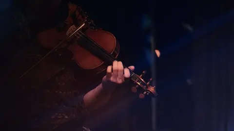 violí música clàssica concert músics instrument - Foto: joel wyncott (unsplash)