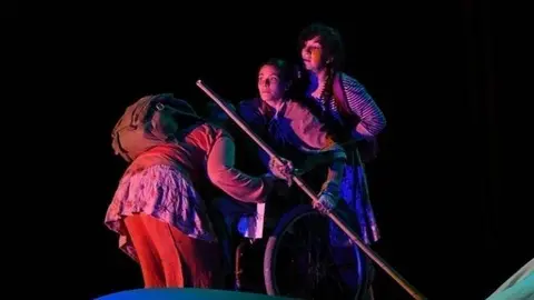 'Camí de l'escola', de la companyia Campi Qui Pugui. Fotografia: Jordi Prades.