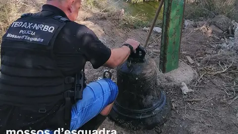 Els Mossos d'Esquadra recuperant les campanes sostretes a Massoteres ©Mossos