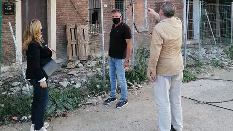 El regidor, Joan Simeon visita els blocs que queden del grup Sant Isidori ©PPMollerussa